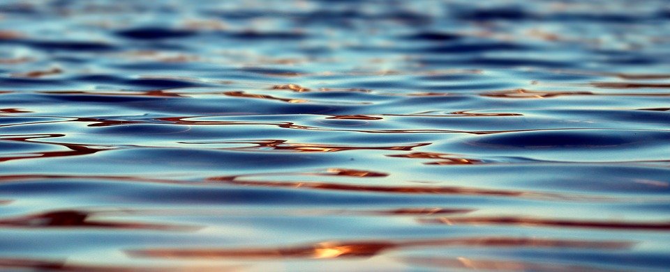 Zdroj: https://pixabay.com/photos/lake-water-wave-mirroring-2063957/