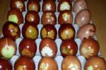 Barvení vajíček v cibulových slupkách - klasika, která se nikdy neomrzí