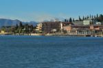Lago di Garda a nádhera v údolí poblíž alpských masivů