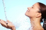 Posilte imunitu a prohřejte studené ruce i nohy – studená sprcha umí pomoci